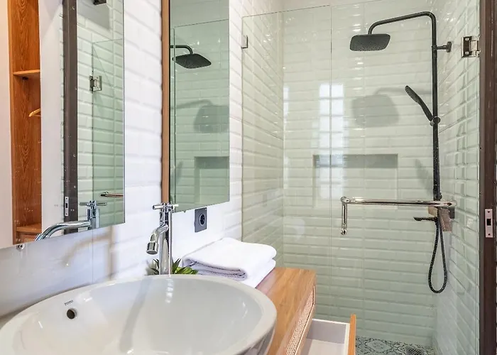 The Peak - 2br Luxury Hill